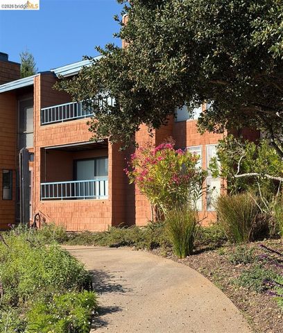 32 Sereno Circle, Oakland, CA 94619