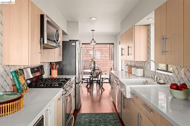 32 Sereno Circle, Oakland, CA 94619
