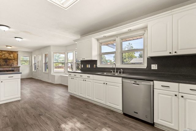 401 E WEINERT ST, Seguin, TX 78155