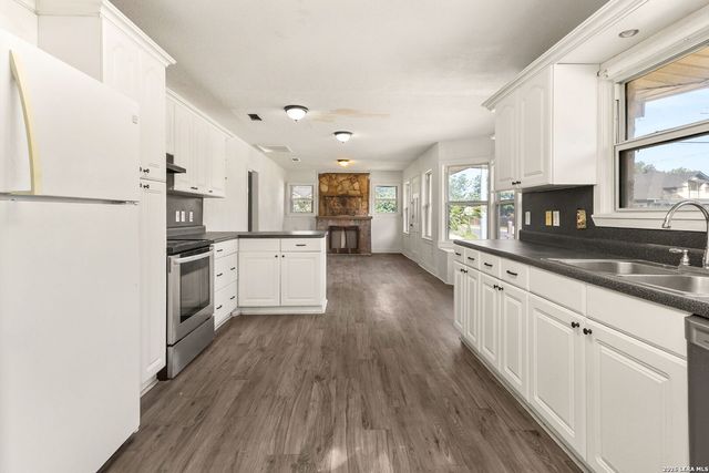 401 E WEINERT ST, Seguin, TX 78155