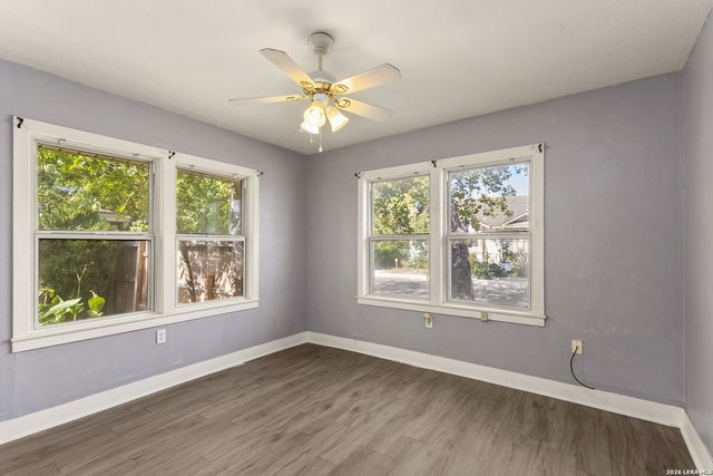 401 E WEINERT ST, Seguin, TX 78155