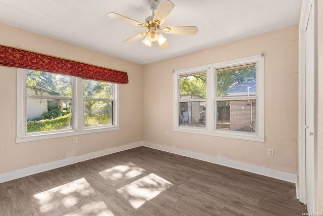 401 E WEINERT ST, Seguin, TX 78155