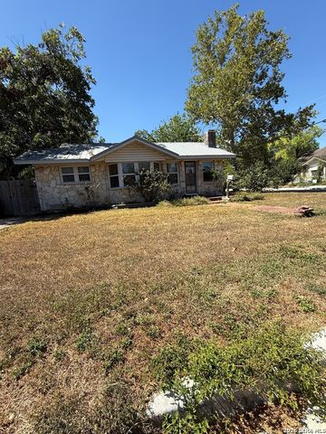 401 E WEINERT ST, Seguin, TX 78155