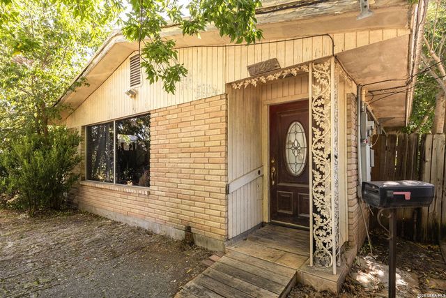 401 E WEINERT ST, Seguin, TX 78155