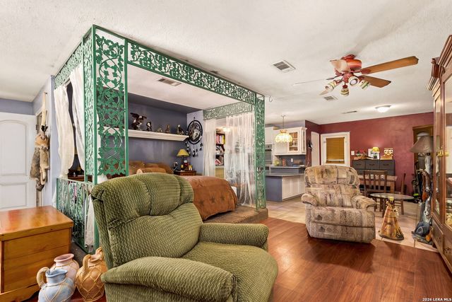 401 E WEINERT ST, Seguin, TX 78155