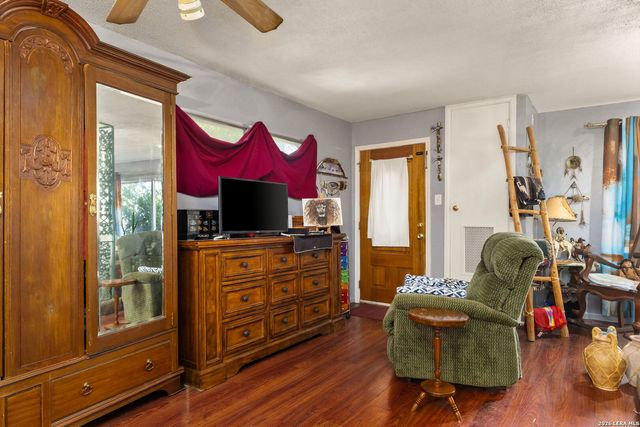 401 E WEINERT ST, Seguin, TX 78155