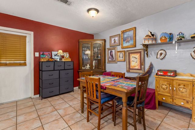 401 E WEINERT ST, Seguin, TX 78155