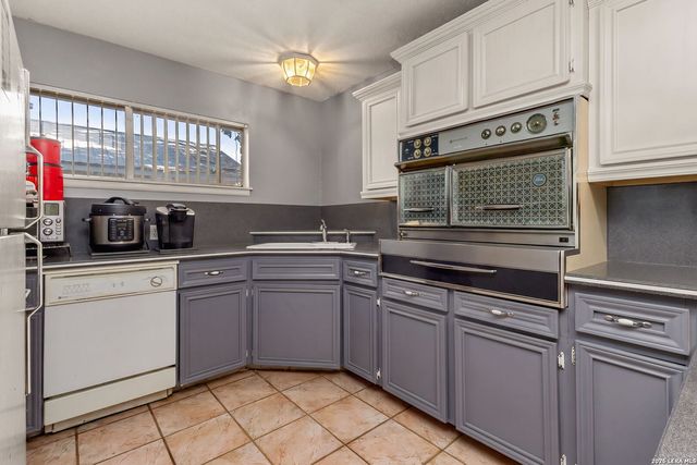 401 E WEINERT ST, Seguin, TX 78155