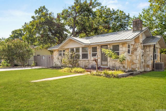 401 E WEINERT ST, Seguin, TX 78155
