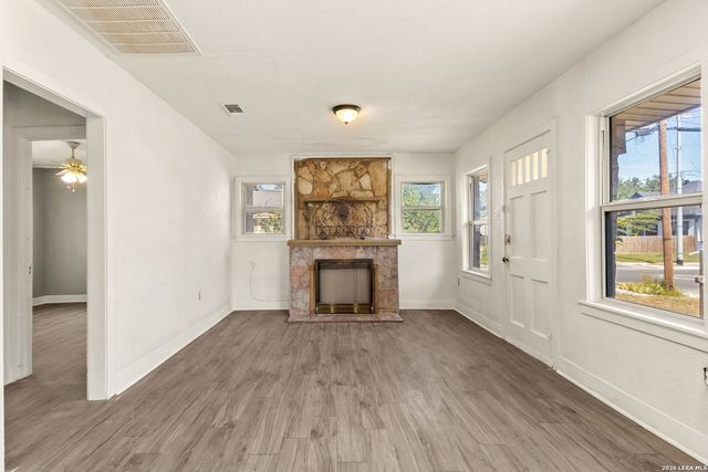 401 E WEINERT ST, Seguin, TX 78155