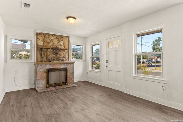 401 E WEINERT ST, Seguin, TX 78155