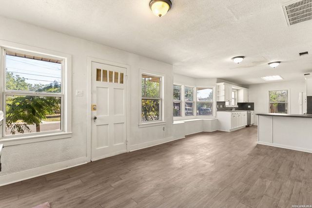 401 E WEINERT ST, Seguin, TX 78155