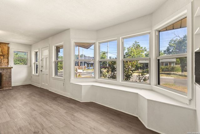401 E WEINERT ST, Seguin, TX 78155