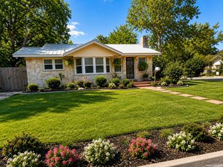 401 E WEINERT ST, Seguin, TX 78155