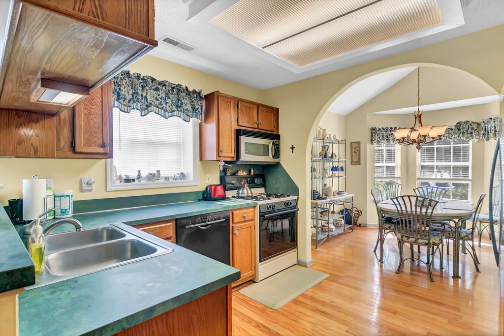 Image 10 of property listing at 206 Lytham Court, Charleston, SC 29414