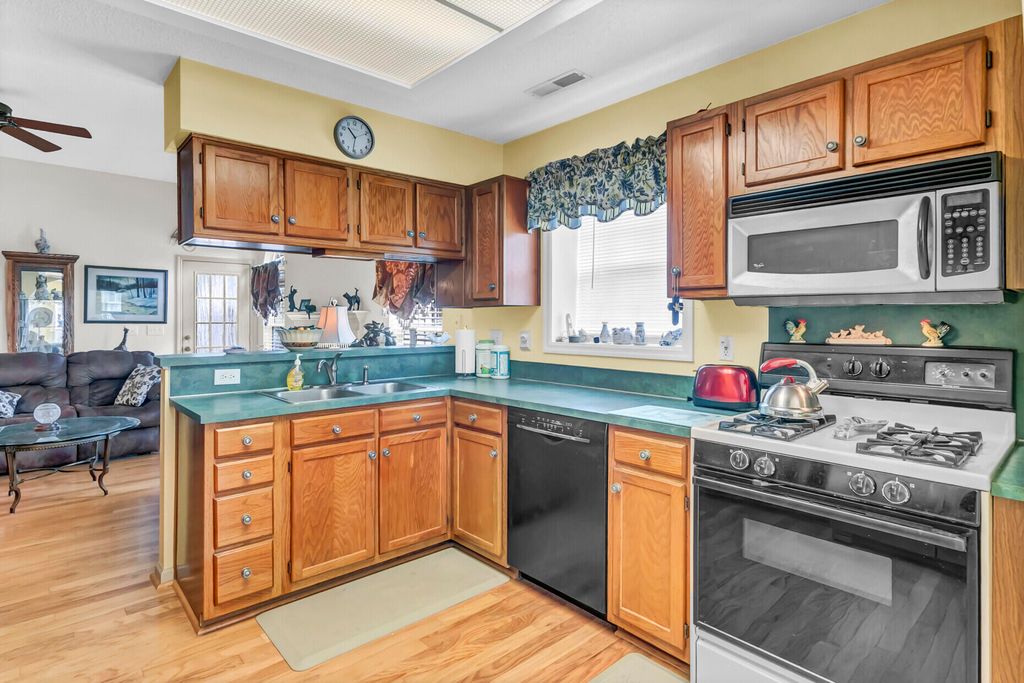 Image 12 of property listing at 206 Lytham Court, Charleston, SC 29414