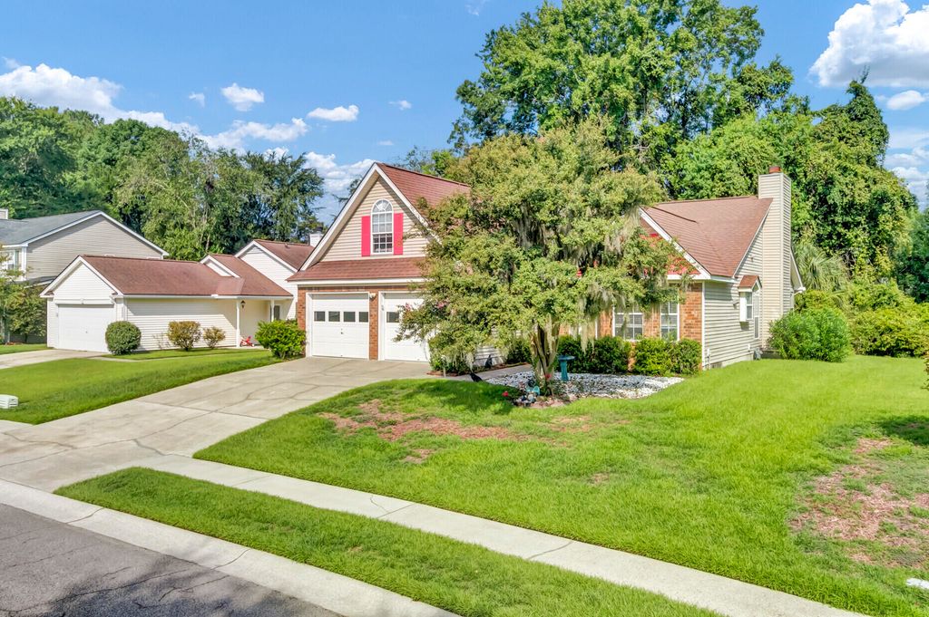 Image 2 of property listing at 206 Lytham Court, Charleston, SC 29414