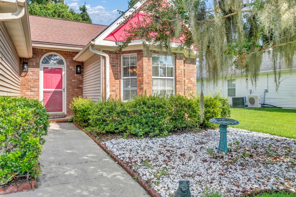 Image 3 of property listing at 206 Lytham Court, Charleston, SC 29414