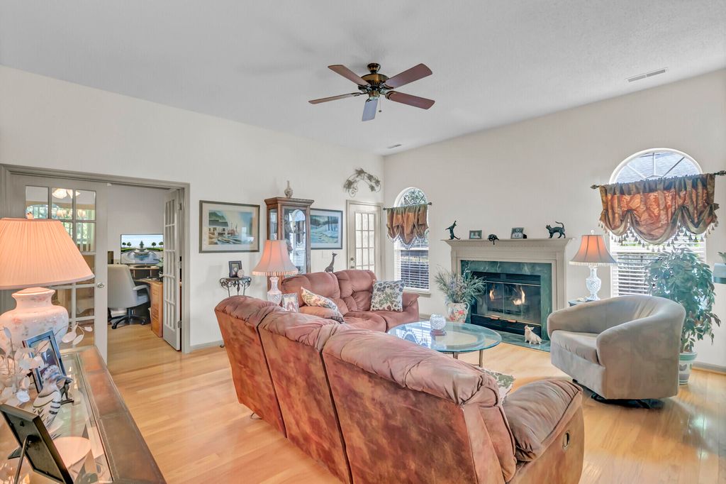 Image 6 of property listing at 206 Lytham Court, Charleston, SC 29414