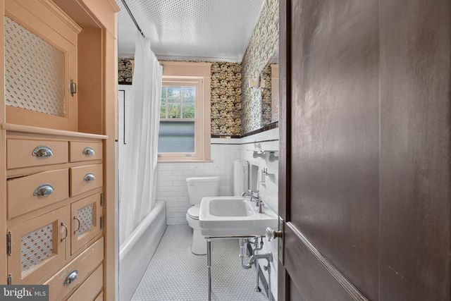 821 N BISHOPTHORPE ST, Fountain Hill, PA 18015