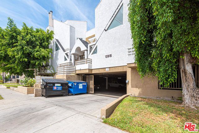 13915 Sherman Way, Van Nuys (los Angeles), CA 91405
