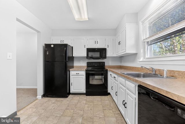 1930 CRICKLEWOOD CV, Fogelsville, PA 18051