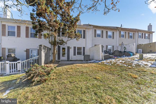 1930 CRICKLEWOOD CV, Fogelsville, PA 18051