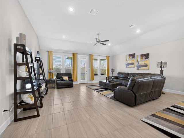 110 Duroc DR, Hutto, TX 78634