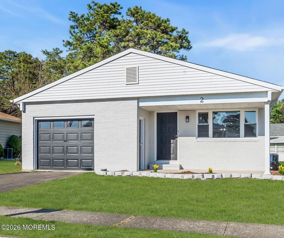 2 Sabinas Street, Toms River, NJ 08757