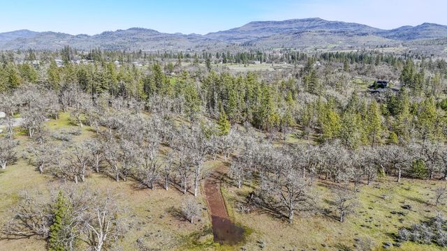 506 Greenleaf Drive, Eagle Point, OR 97524