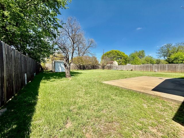 1114 Davis Street, Cleburne, TX 76033