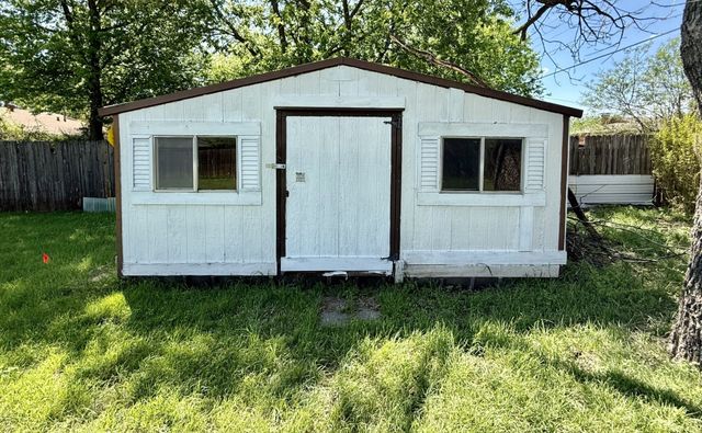 1114 Davis Street, Cleburne, TX 76033