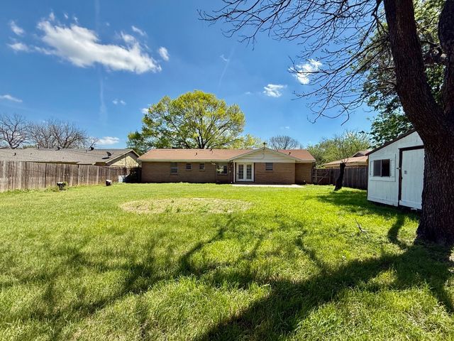 1114 Davis Street, Cleburne, TX 76033