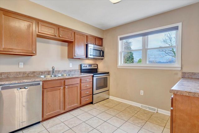 3853 Red Fox DR, Roanoke, VA 24017