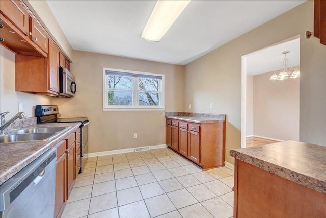 3853 Red Fox DR, Roanoke, VA 24017