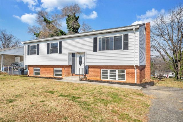 3853 Red Fox DR, Roanoke, VA 24017