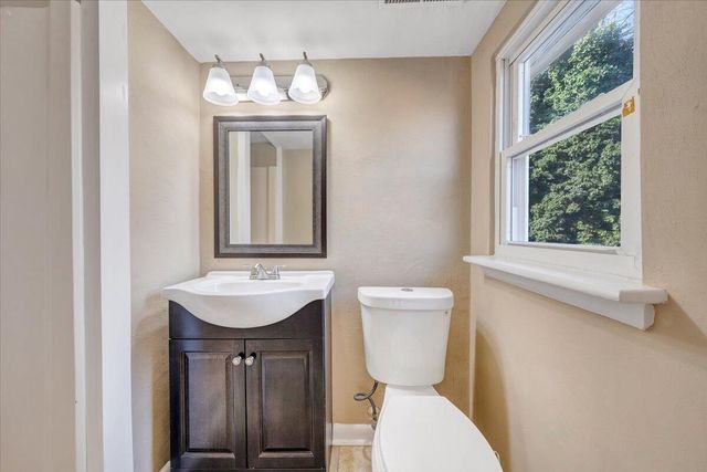 3853 Red Fox DR, Roanoke, VA 24017