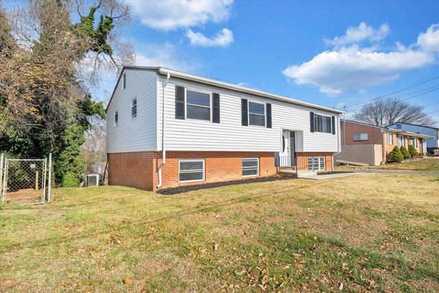 3853 Red Fox DR, Roanoke, VA 24017