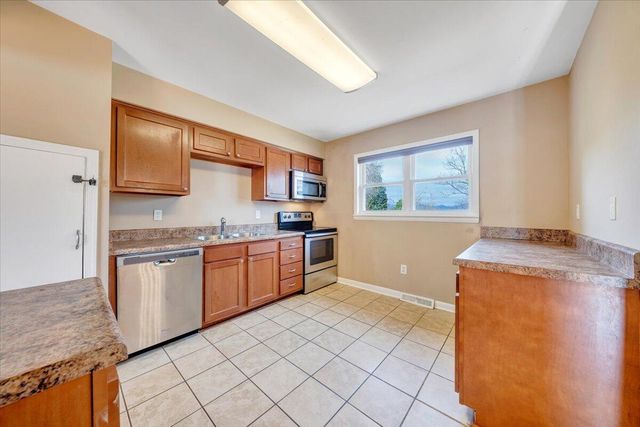 3853 Red Fox DR, Roanoke, VA 24017