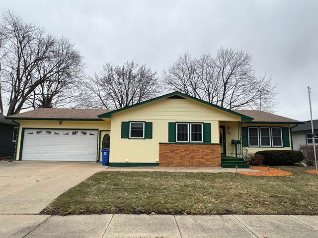 905 10th St., Charles City, IA 50616