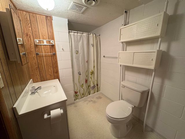 905 10th St., Charles City, IA 50616