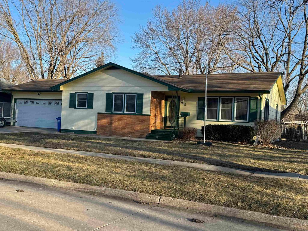 905 10th St., Charles City, IA 50616