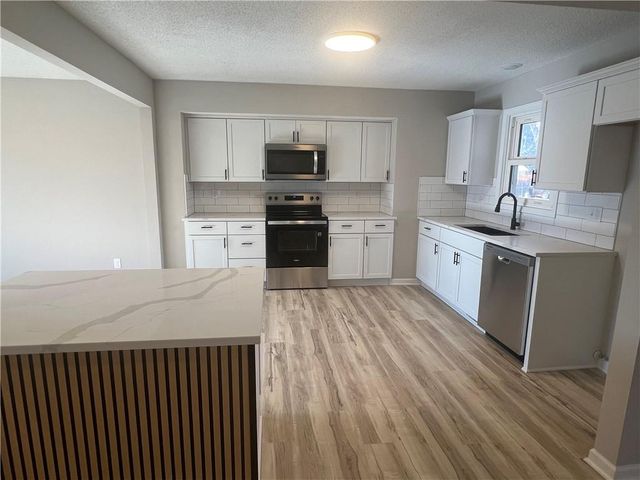 8702 N Linda Lane, Pleasant Valley, MO 64068