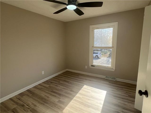 8702 N Linda Lane, Pleasant Valley, MO 64068