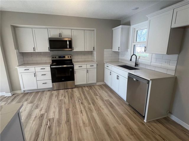 8702 N Linda Lane, Pleasant Valley, MO 64068