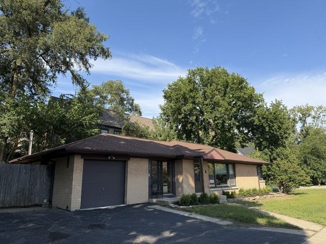 266 S Prospect Avenue, Clarendon Hills, IL 60514