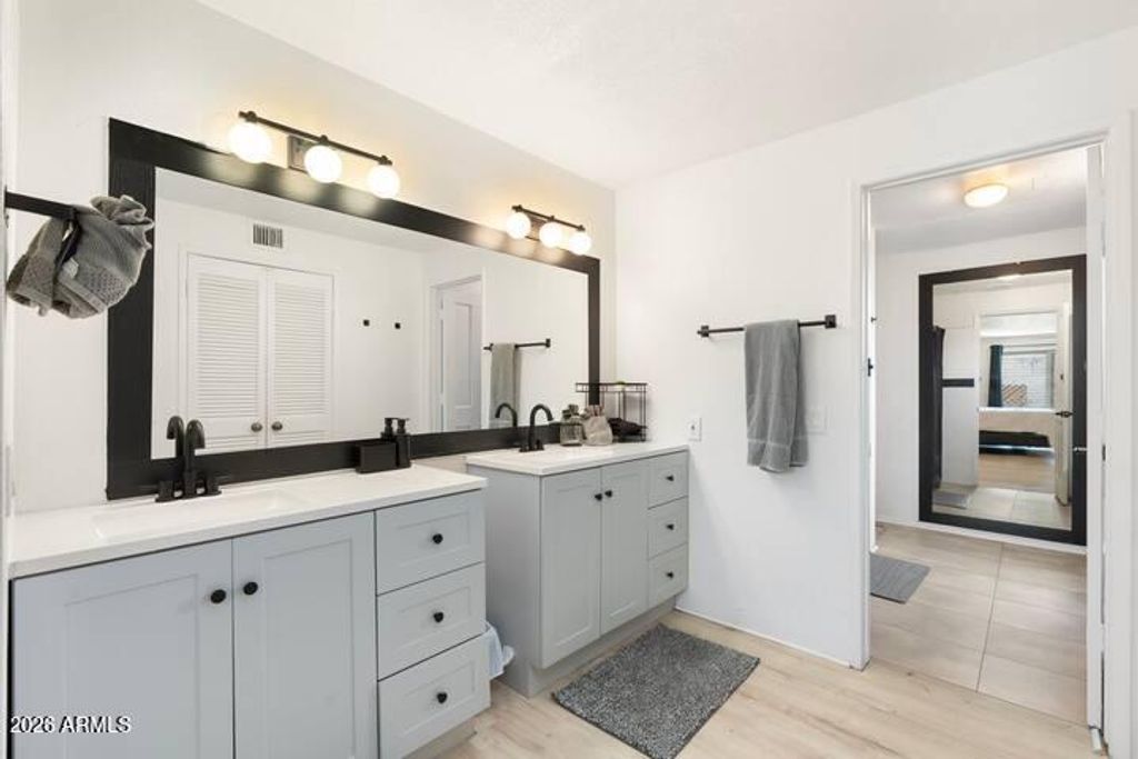 Image 16 of property listing at 7803 E MACKENZIE Drive, Scottsdale, AZ 85251