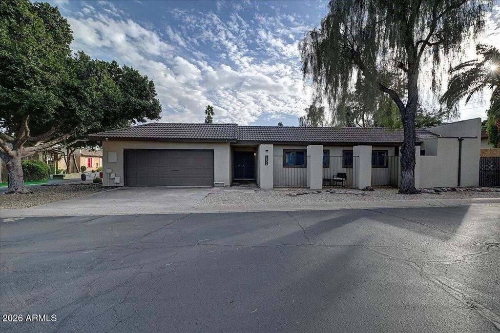 Image 2 of property listing at 7803 E MACKENZIE Drive, Scottsdale, AZ 85251