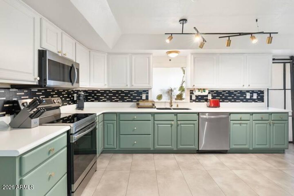 Image 7 of property listing at 7803 E MACKENZIE Drive, Scottsdale, AZ 85251