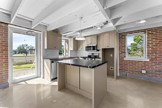 1420 Fm 1960, Dayton, TX 77535